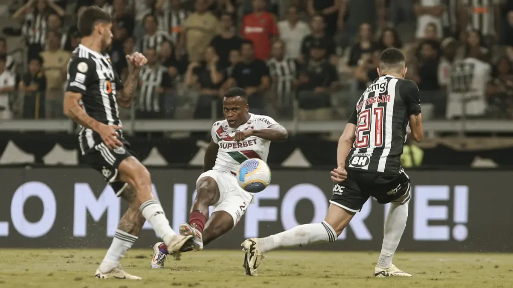 fluminense toma virada pro atletico mg na reestreia da arena mrv