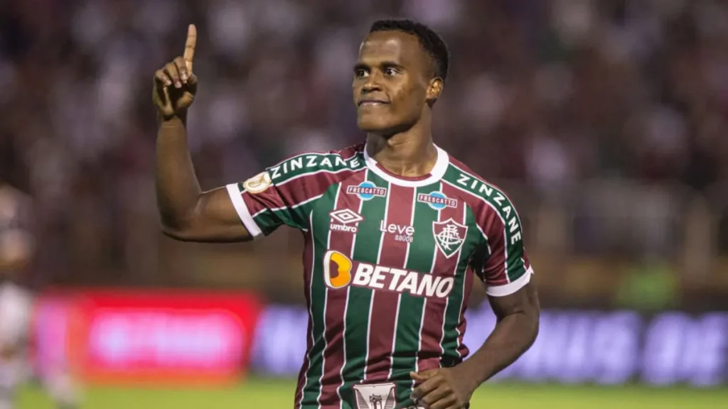 jhon arias atinge marca historica em momento de instabilidade