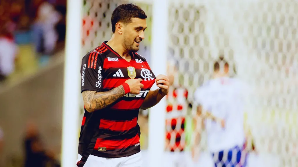 flamengo goleia fortaleza e vira lider